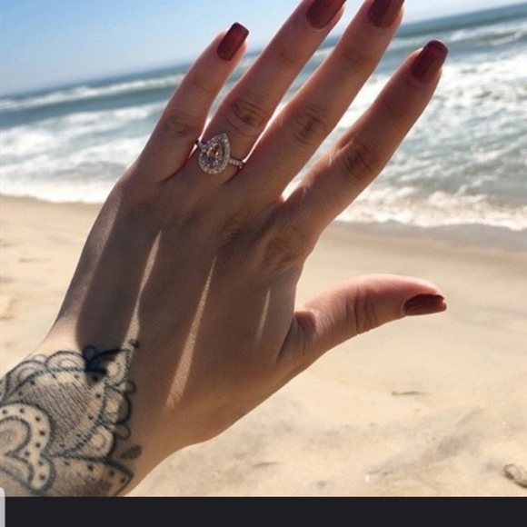 💍💍Breathtaking! Pear Shape Apricot/Clear CZ Ring in ROSE GOLD plating💍💍 - Picture 4 of 14